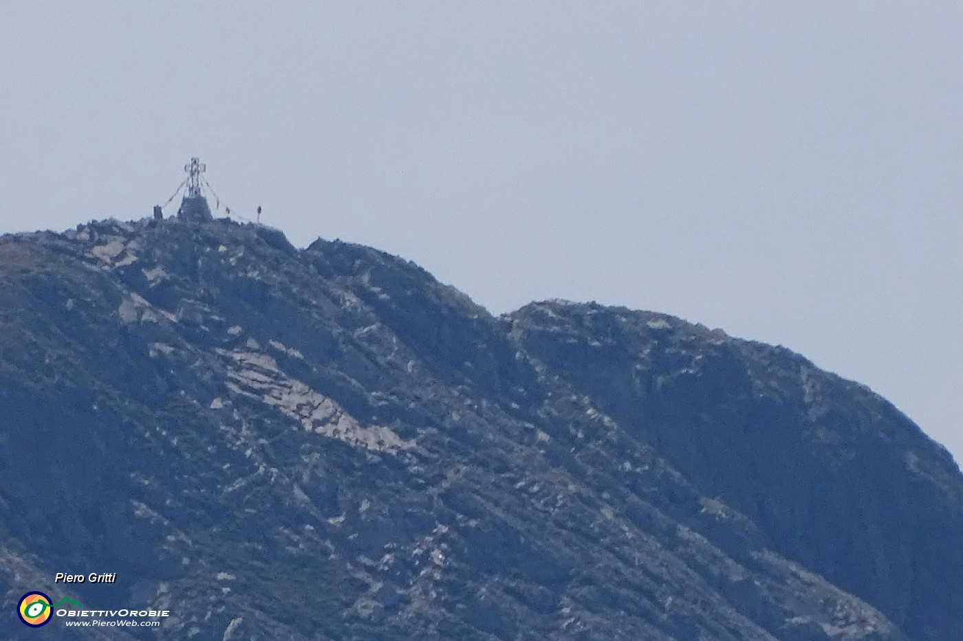 82 Maxi zoom sulla cima del Pizzo Trona (2554 m).JPG